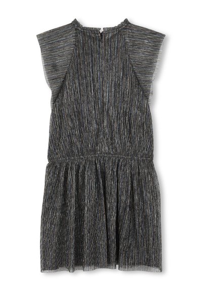 Robe noire avec texture plissée, manches courtes style cap, et taille froncée. Elle présente des fils métalliques discrets et une fermeture éclair au dos.