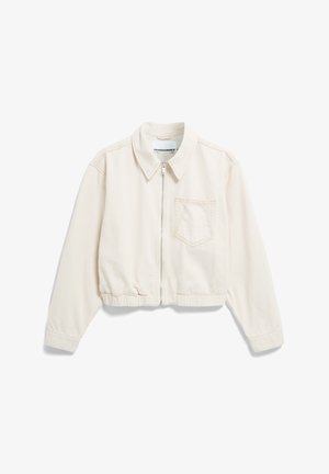 Gekürzte, hellbeige Jacke aus Baumwolle, mit einem frontalen Reißverschluss, spitzem Kragen, elastischem Saum und einer einzelnen Brusttasche mit genähtem Detail.