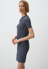 Marineblau und weiß gestreiftes, figurbetontes Kleid mit kurzen Ärmeln, rundem Halsausschnitt, gerippter Struktur und knielangem Saum. Minimalistisches Design, keine sichtbaren Beschläge.