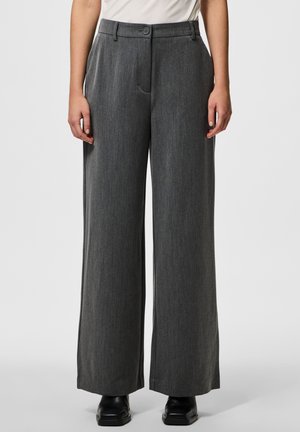 Pantaloni a gamba larga in un tessuto grigio testurizzato, con chiusura a bottone e pieghe frontali. L'orlo è leggermente svasato.