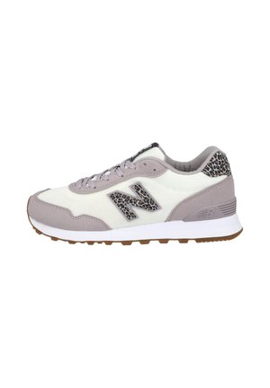 Zapatilla deportiva blanca y gris claro con detalles de estampado de leopardo en el logo y el talón, con suela de goma y diseño con cordones.