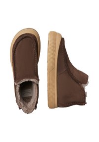 Scarpe marroni slip-on con tomaia in morbida suede, fodera in pelliccia e suola in gomma texturizzata. Nessun hardware visibile, con dettagli di cucitura a contrasto.