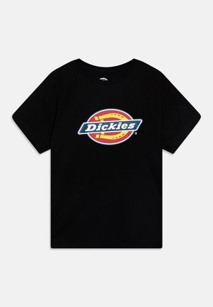 Svart t-skjorte med kort erme som har en fremtredende blå og gul logo med teksten "Dickies" i hvitt, sentrert på forsiden.