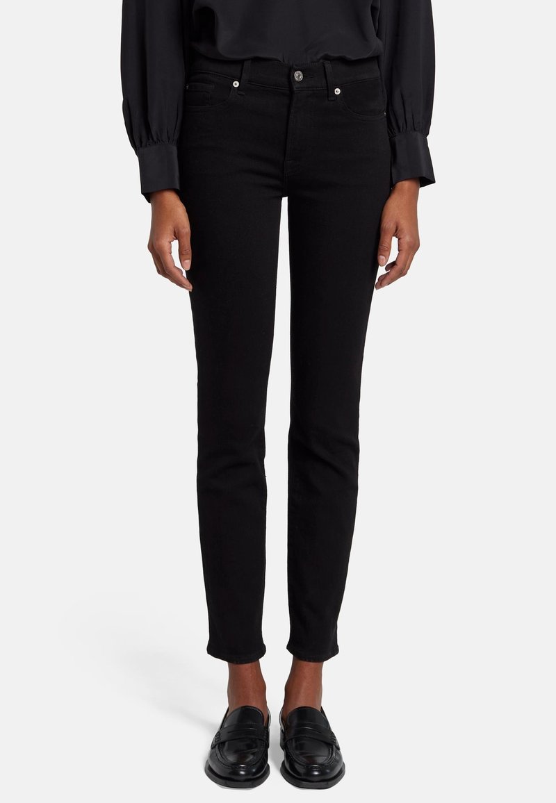 Vaqueros ajustados negros con un diseño clásico de cinco bolsillos, cierre de botón y un ligero stretch para mayor comodidad. Textura suave con una silueta entallada.
