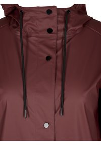 Vínová voděodolná bunda s vysokým límcem, černými šňůrkami, černými patentkami a hladkou, lesklou texturou.