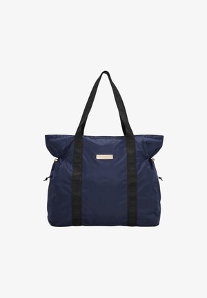 Bolsa de mano azul marino hecha de nailon, con dos asas negras texturizadas, un bolsillo lateral con cremallera y una placa de logo metálica en la parte frontal.