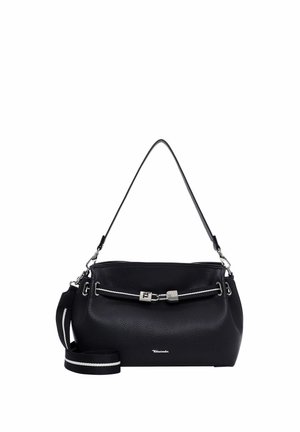 Melna teksturēta ādas soma ar sudraba aizdari, balti akcentētu siksnu, īsu rokturi un noņemamu garu siksnu uz baltas fona.