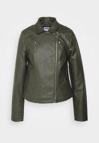 Giacca in finta pelle verde oliva con chiusura a zip, colletto strutturato e due tasche laterali. Presenta una leggera lucentezza e una superficie testurizzata.