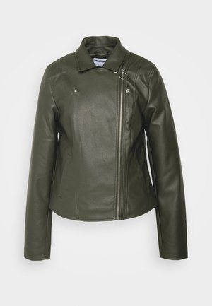 Giacca in finta pelle verde oliva con chiusura a zip, colletto strutturato e due tasche laterali. Presenta una leggera lucentezza e una superficie testurizzata.
