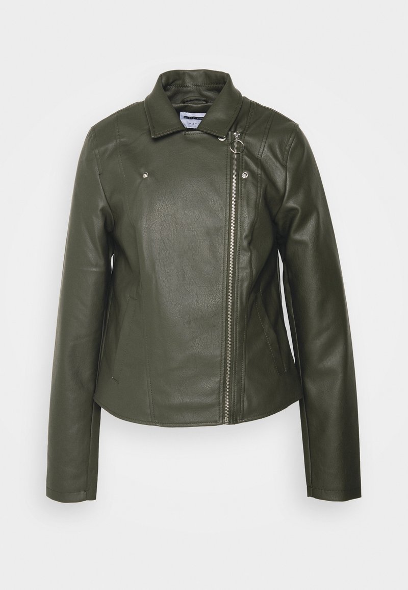 Giacca in finta pelle verde oliva con chiusura a zip, colletto strutturato e due tasche laterali. Presenta una leggera lucentezza e una superficie testurizzata.
