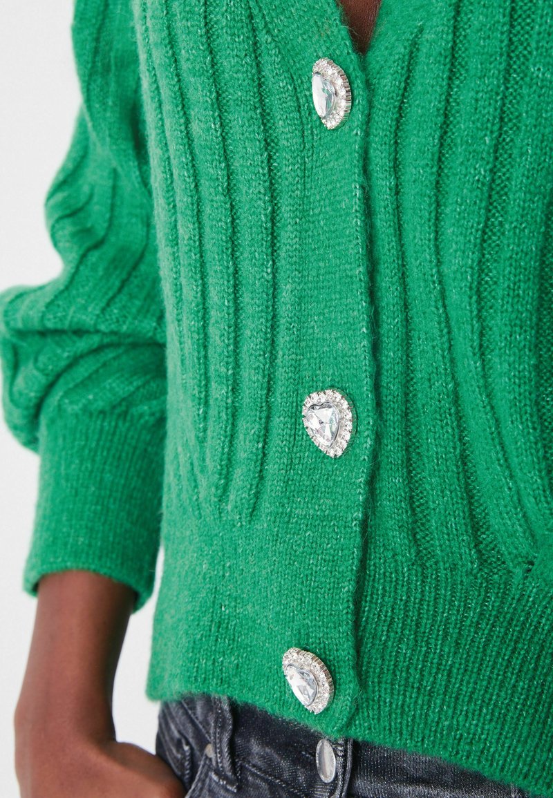 Damen Strickjacken | Next WITH GEM BUTTON Strickjacke green/grün - DW45793 Damen Strickjacken | Next WITH GEM BUTTON Strickjacke green/grün - DW45793