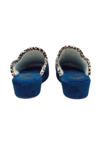 Pantofole blu in suede con rifiniture in stampa leopardata, apertura sul retro e soletta imbottita, caratterizzate da una superficie in tessuto testurizzato e punta arrotondata.