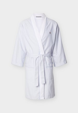 Peignoir pour homme, rayé bleu clair et blanc, longueur aux genoux, col châle, manches longues, ceinture à la taille, poches avant, et petit logo brodé sur la poitrine.