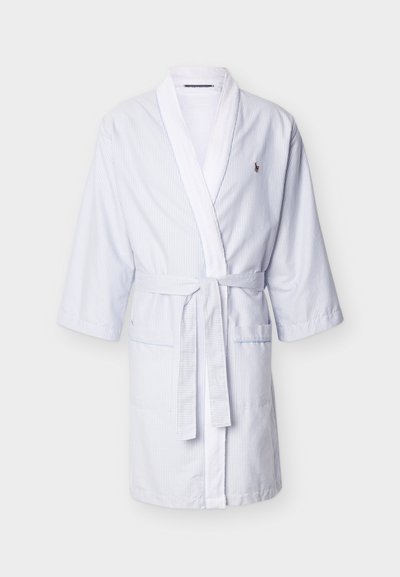 Ανδρικό μπουρνούζι μέχρι το γόνατο, με ανοιχτό μπλε και άσπρες ρίγες, γιακά σάλι, μακριά μανίκια, ζώνη στη μέση, εμπρόσθιες τσέπες και μικρό κεντητό λογότυπο στο στήθος.