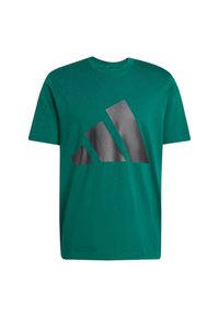 T-shirt in cotone verde con un grande logo geometrico nero di Adidas sul davanti. Maniche corte e design classico a girocollo.