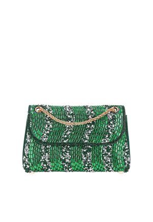 Groene kralen clutch met zilveren versieringen en een gouden kettinghengsel op een witte achtergrond.