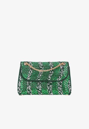 Groene kralen clutch met zilveren versieringen en een gouden kettinghengsel op een witte achtergrond.