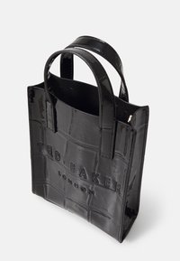 Sac cabas en cuir noir embossé crocodile avec double anses, logo "Ted Baker London" embossé à l’avant, ouverture supérieure et forme rectangulaire structurée.