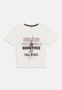 Hvit kortermet t-skjorte laget av bomull, med grafisk trykk i rosa og svart tekst med lynbolt-design og fet skrift.