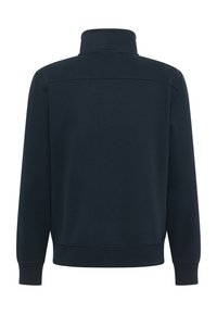 Felpa blu navy con colletto alto, maniche lunghe, polsini a coste e una texture del tessuto liscia. La vista posteriore mostra un design minimalista.