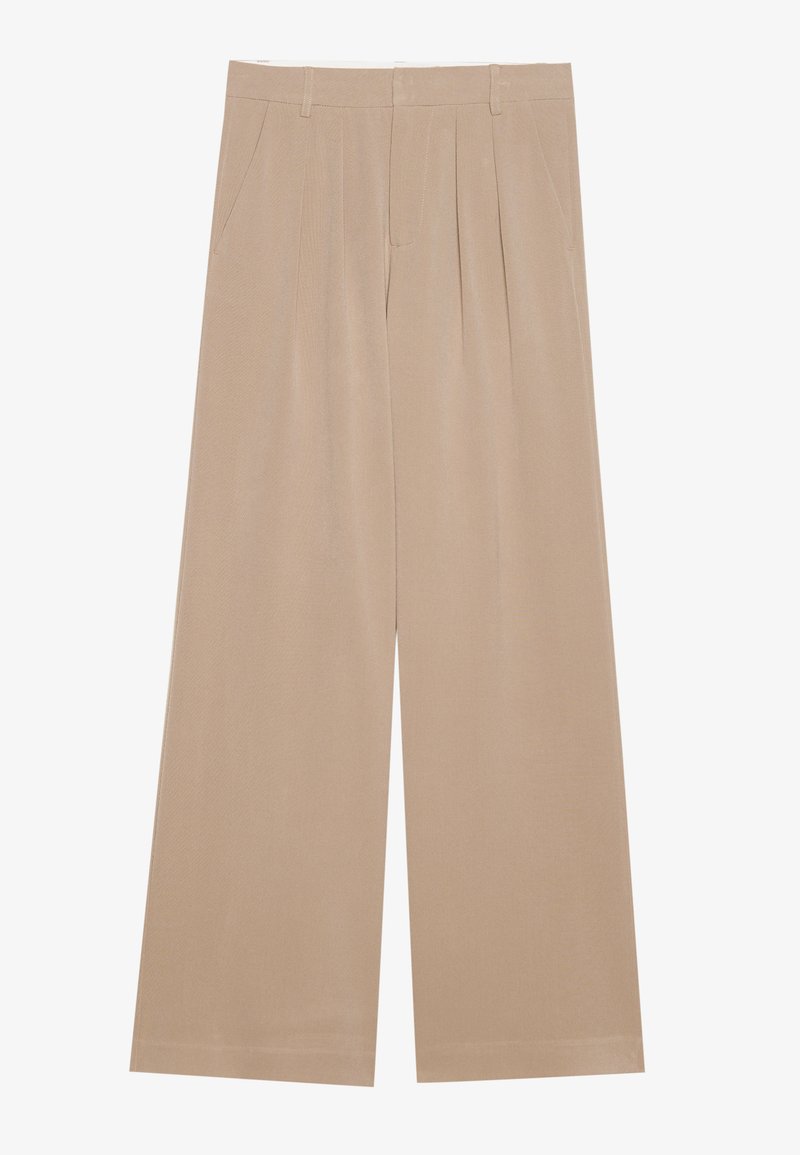 Beige weite Hosen mit gefaltetem Vorderteil, zwei Seitentaschen, aus glattem Stoff mit subtiler Glänzung und einem sauberen Saum.