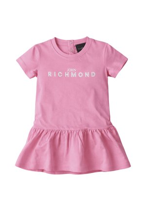 Vestito rosa a maniche corte per bambina con orlo arricciato e "John Richmond" stampato in lettere bianche sul petto.