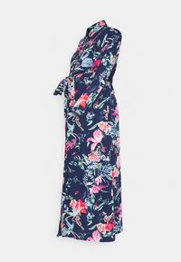 Vestido de manga longa, azul-marinho, com um padrão floral em rosa, verde e azul. Apresenta um decote com gola e um laço na cintura para ajuste.