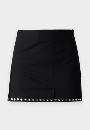 Musthave mustbort, mis on valmistatud siledast kangast, millel on ees lõhikut ja rida metallist silmadega servas. Taga lukk.