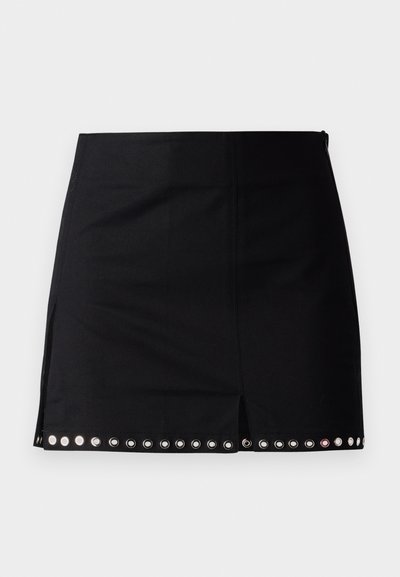 Μαύρη μίνι φούστα από απαλό ύφασμα, με σ slit μπροστά και σειρά από μεταλλικά κουμπώματα κατά μήκος της ποδιάς. Κλείσιμο με φερμουάρ στο πίσω μέρος.