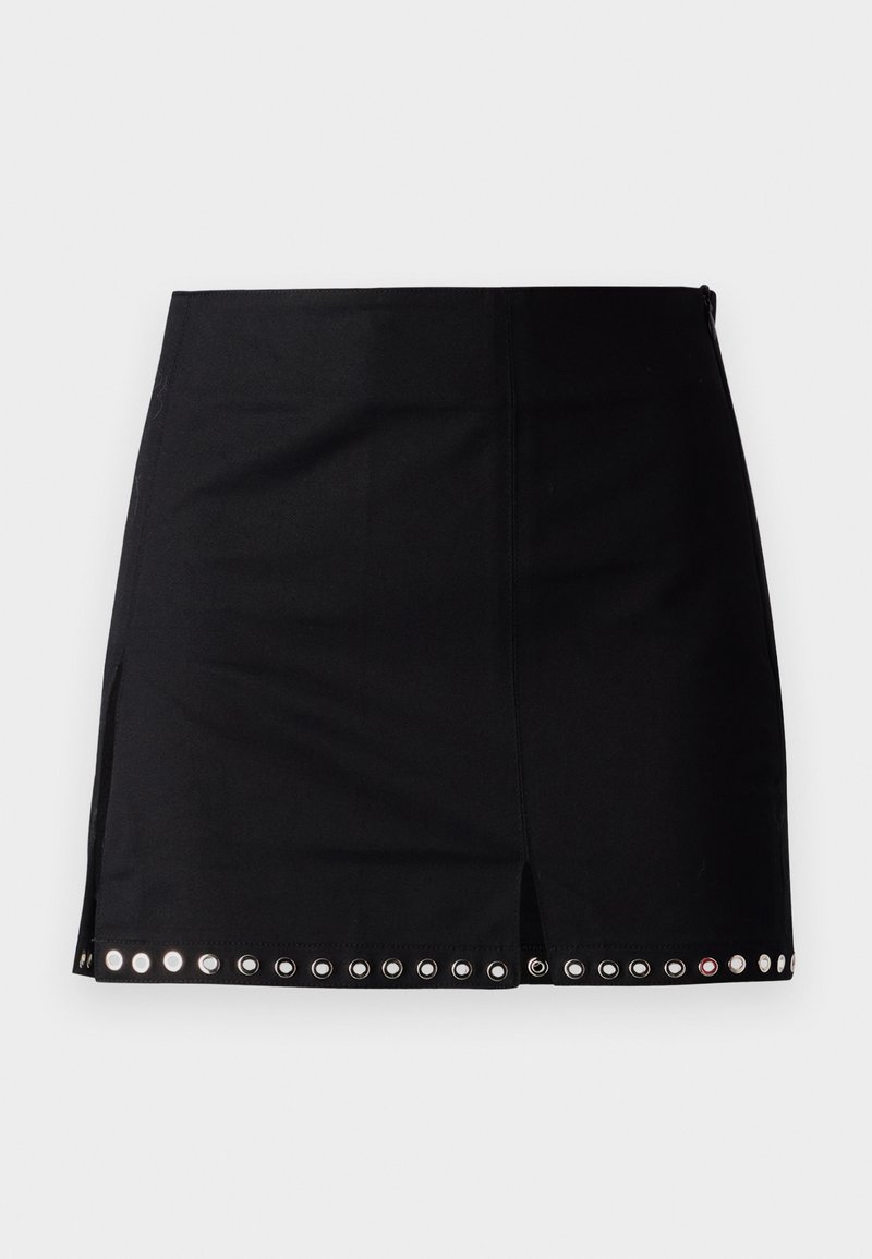 Sort miniskirt lavet af glat stof, med en frontslids og en række metaløjer langs sømmen. Lynlåslukning bagpå.