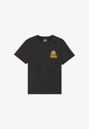 T-shirt noir à manches courtes avec une petite grenouille stylisée jaune et orange tenant un objet circulaire sur le côté gauche de la poitrine.