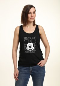 Sort tanktop med et stort Mickey Mouse grafisk design i hvid og grå, hvor navnet "MICKEY" gentages i en fed skrifttype.