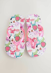 Badeschuhe mit einem gemusterten, bunten Fußbett, das Zeichentricktiere und Früchte zeigt. Pinke Riemen und ein dekorativer, kuhhäuftiger Akzent runden das Design ab.