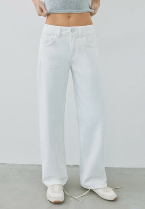 PULL&BEAR, LOW-RISE STRAIGHT-LEG - JEANS - Straight leg jeans - white