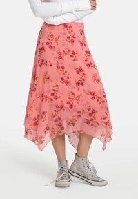 Rosa blommig kjol med genomskinlig, flödande tyg; har en hög-låg fåll och pryds av små lila och röda blommönster.