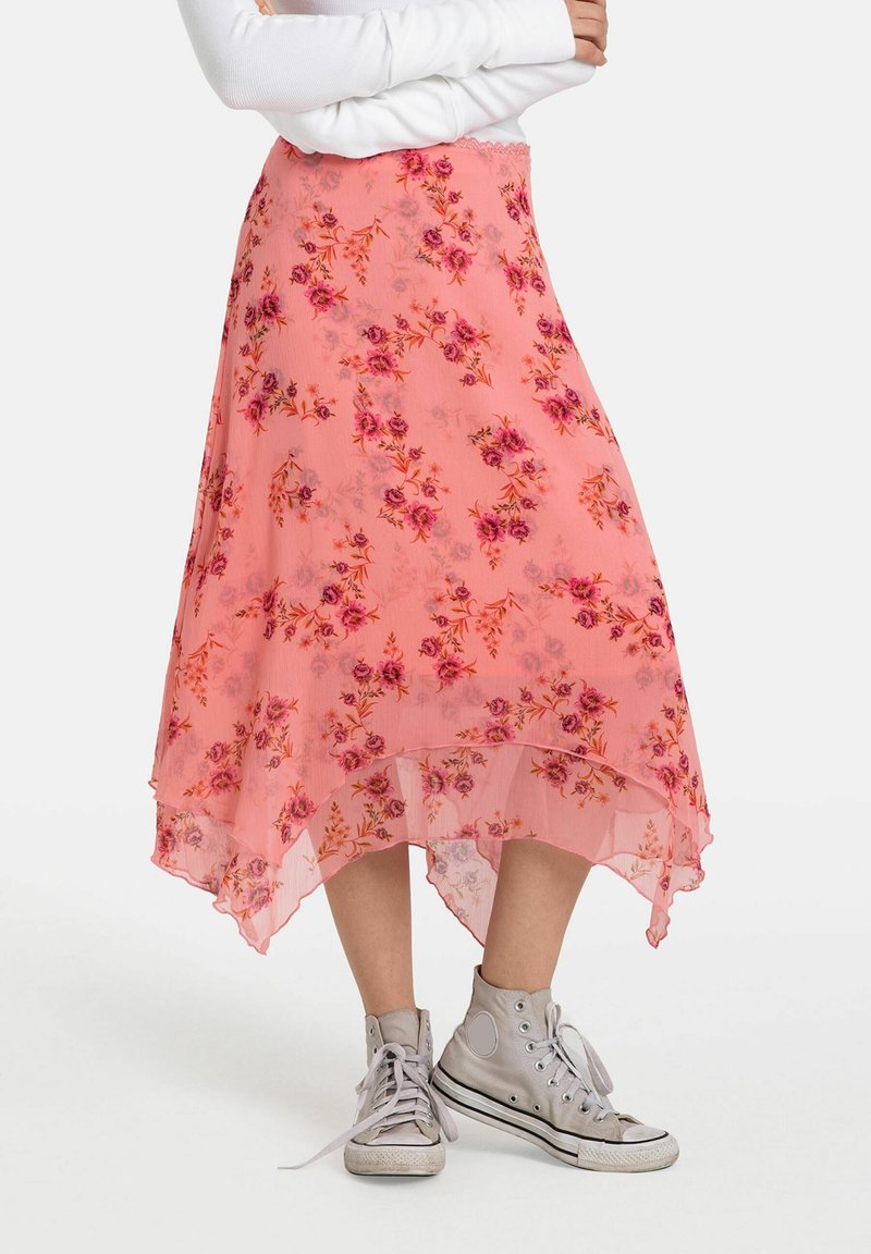 Rosa blommig kjol med genomskinlig, flödande tyg; har en hög-låg fåll och pryds av små lila och röda blommönster.