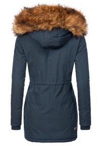 Parka în albastru închis cu glugă din blană artificială de culoare maro. Dispune de un tiv ajustabil la talie, mâneci lungi și un material neted, texturat.