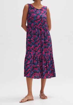 Ärmelloses, knielanges Kleid in Dunkelblau mit pinkem und lila Blumenmuster. Verfügt über abgestufte Rüschen und einen runden Ausschnitt. Sandalen inklusive.