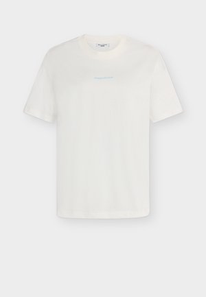 Λευκό κοντομάνικο μπλουζάκι με στρογγυλή λαιμόκοψη και μικρό φως μπλε κείμενο "marcopeddenim" στο κέντρο του στήθους, απλό φόντο.