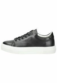 Schwarze Ledersneaker mit glatter Textur, abgerundeter Spitze, weißer Gummisohle und sechs Ösen für Schnürsenkel. Minimalistisches Design.