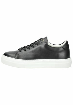 Sneakers in pelle nera con una superficie liscia, punta arrotondata, suola in gomma bianca e sei occhielli per i lacci. Design minimalista.
