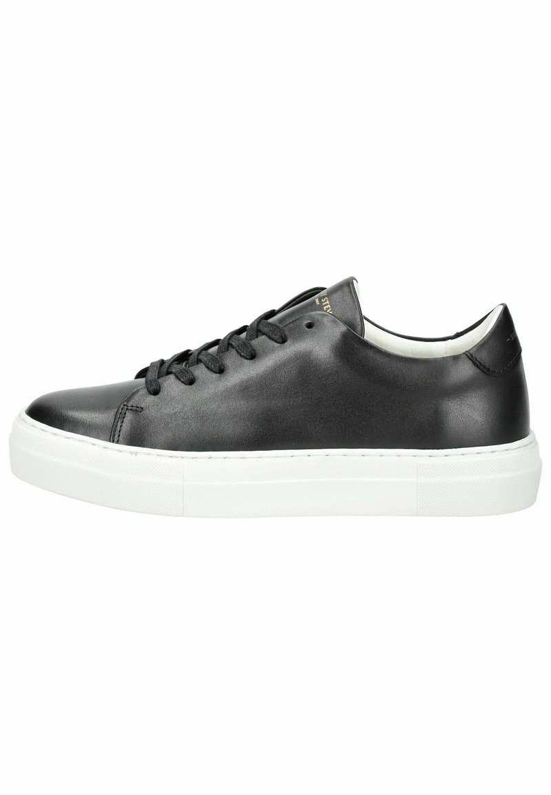 Schwarze Ledersneaker mit glatter Textur, abgerundeter Spitze, weißer Gummisohle und sechs Ösen für Schnürsenkel. Minimalistisches Design.