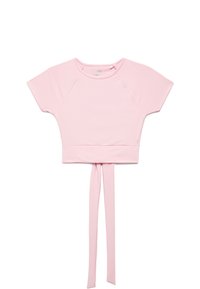 Jasnoróżowy, krótki t-shirt wykonany z miękkiego materiału, z krótkimi rękawami raglanowymi i wiązaniem w talii. Gładka tekstura, prosty design.