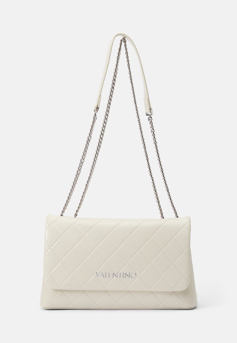 Borsa a tracolla in pelle crema trapuntata con catena e cinghie silver. Presenta una chiusura a ribalta magnetica e un logo impresso sul davanti.