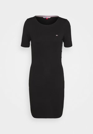 Schwarzes, kurzärmeliges, figurbetontes Kleid mit rundem Ausschnitt, kleinem Tommy Jeans Logo auf der Brust und markanten Streifen entlang der Seiten.