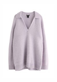 Maglione di lana leggermente viola con maniche lunghe, scollo a V e colletto ripiegato, caratterizzato da polsini e orlo a coste.