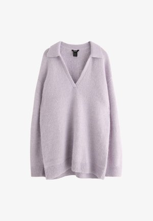 Vaaleanpunainen neulepaita pitkillä hihoilla, V-pääntiellä ja käännetyllä kauluksella, jossa on ribbireunat hihoissa ja helman alareunassa.