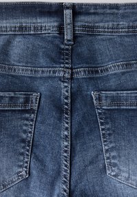 Jeans de denim en azul oscuro con textura desgastada, de corte recto, con dos bolsillos traseros y costuras visibles a lo largo de las costuras.
