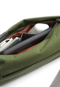 Bellroy SLING MINI - Marsupio - rangergreen