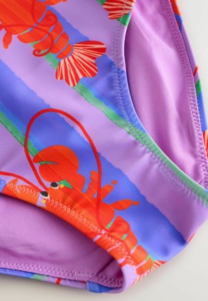 Vijoličen kopalniški material z rdečimi vzorci jastogov, kombiniran z modrimi in zelenimi vodoravnimi črtami. Gladek tekstura s šivanimi šivi.